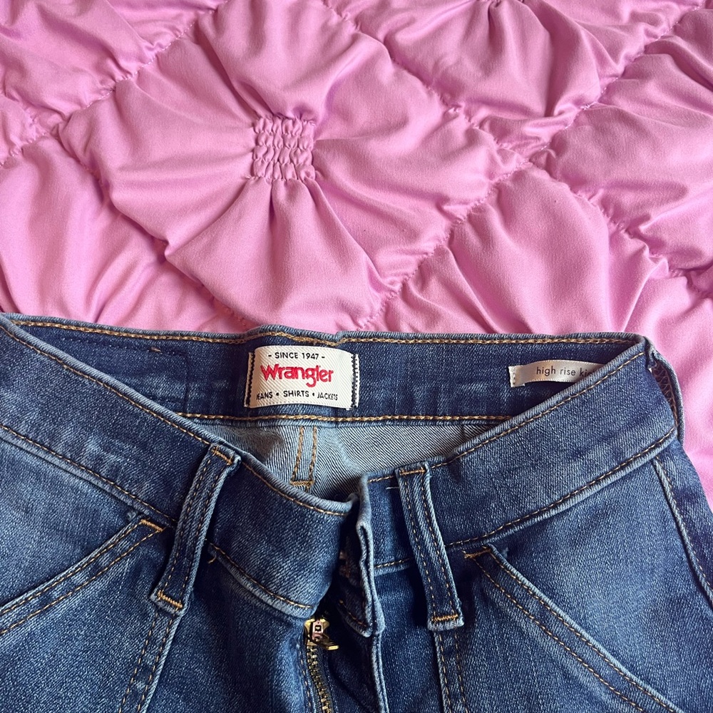 Wrangler High Rise Kick Denim Jeans — Size 25!! - Picture 3 of 5